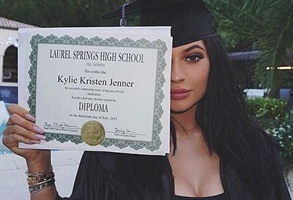 Kylie Jenner macht ihren Highschool Abschluss