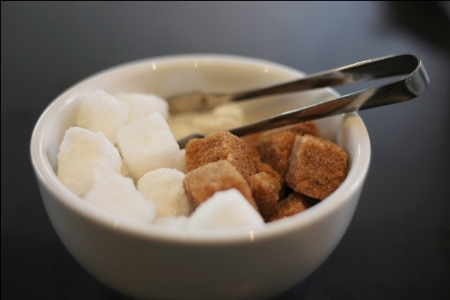 Brauner Zucker vs. weißer Zucker