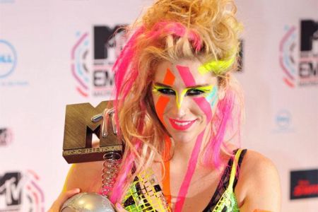 Kesha schmeißt Bodypaint-Partys