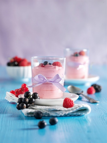 Rezept - Sechs luftig-leckere Dessertvariationen mit dem neuen Diamant Moussezauber - Joghurt-Waldfrucht-Mousse
