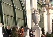 Michael Haneke genießt die Sonne im Wiener Burggarten