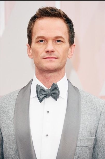 Diesjähriger Gastgeber Neil Patrick Harris in Brunello Cucinelli