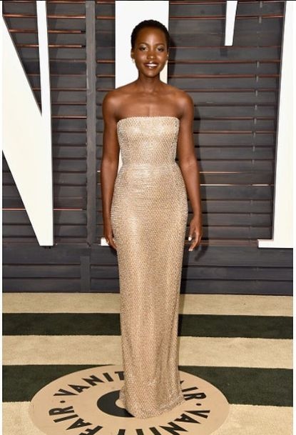 Lupita Nyong'o, schulterfrei in Calvin Klein bei der Vanity Fair Party