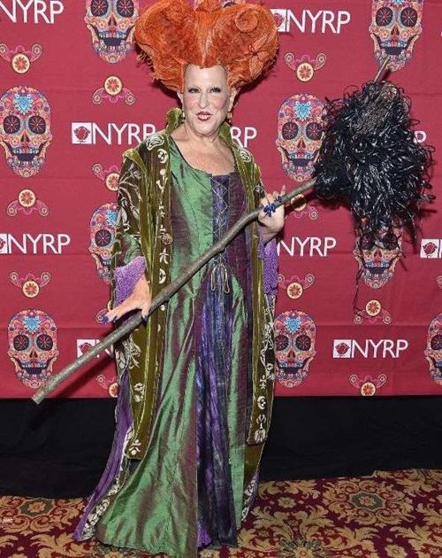 Last but not Least: Bette Midler als Hexe Winifred Sanderson wie in ihrem Film Hocus Pocus (Queen!!)