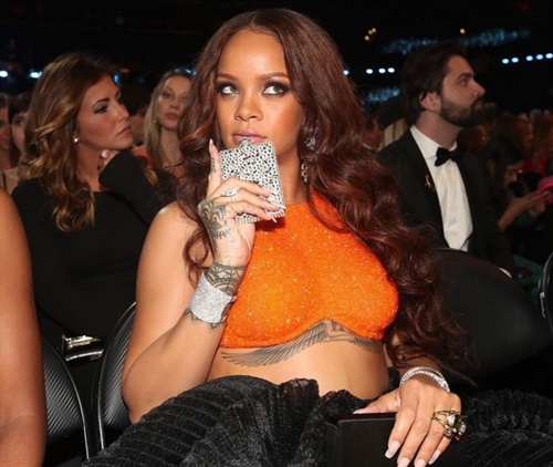 Rihanna mit Drink in der Hand.