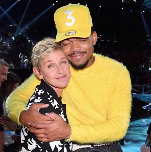 Chance The Rapper in Kenzo gives Ellen DeGeneres a sweet hug during the VMAs