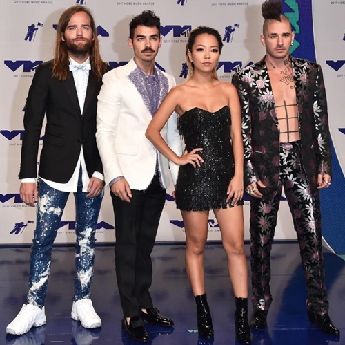 DNCE at VMA´s. Joe Jonas and Jack Lawless in DSquared2, Jin Joo Lee in Lever Couture, Cole Whittle in Paris Libby