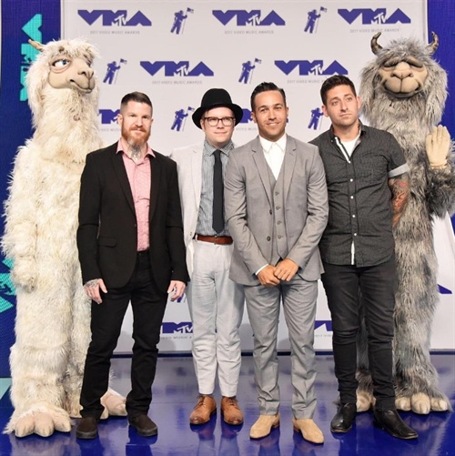 Fall Out Boy and guest llamas hit the VMAs