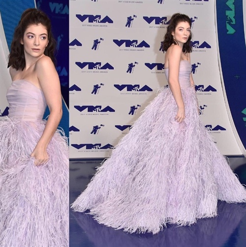 Lorde in Monique Lhuillier at VMA´s