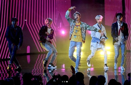 Korean pop group BTS make their American television debut, performing their song DNA at the AMAs. 3/3