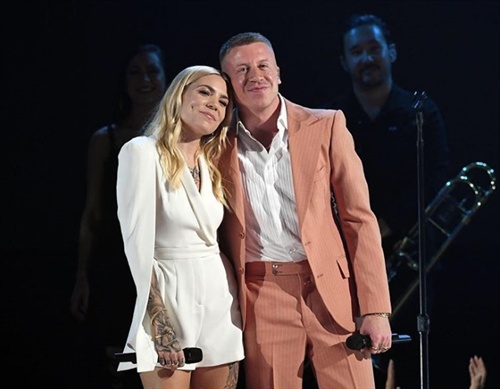 Macklemore and Skylar Grey teamed up to perform their hit song Glorious at the AMAs tonight