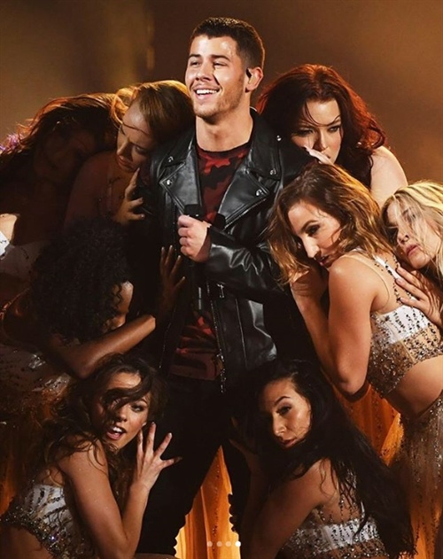 Nick Jonas was hot hot hot at the AMAs on the red carpet and during his Find You performance. 4/4