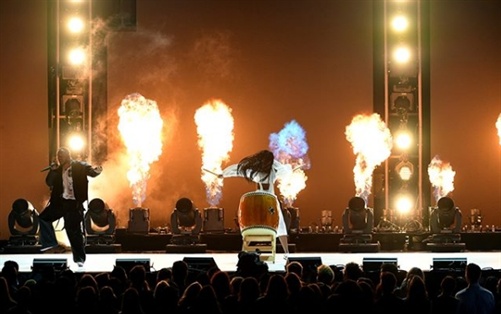 Kendrick Lamar makes a powerful opening at the Grammys 4