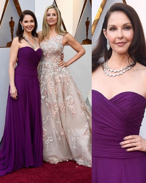 Ashley Judd in Badgley Mischka alongside Mira Sorvino