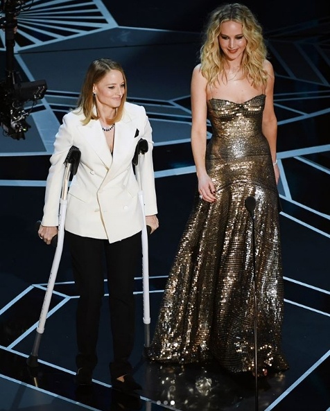 Jennifer Lawrence and Jodie Foster on stage 2