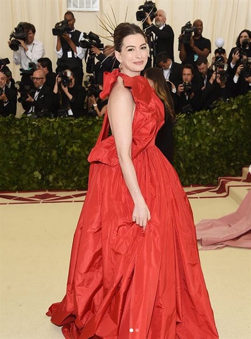 Anne Hathaway in Valentino 1