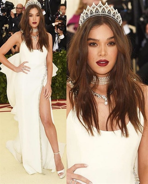 Hailee Steinfeld in Prabal Gurung