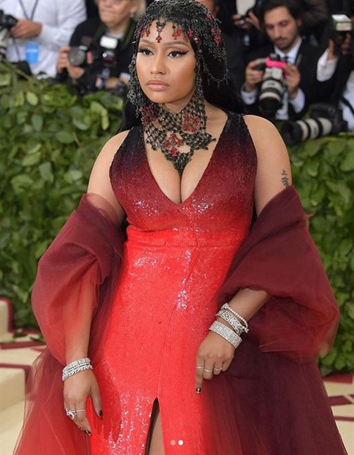 Nicki Minaj in Oscar De La Renta 2.jpg