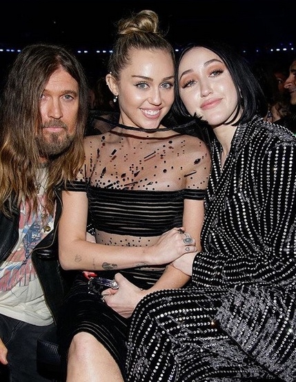 Billy Rae, Miley (in Jean Paul Gaultier) und Noah Cyrus