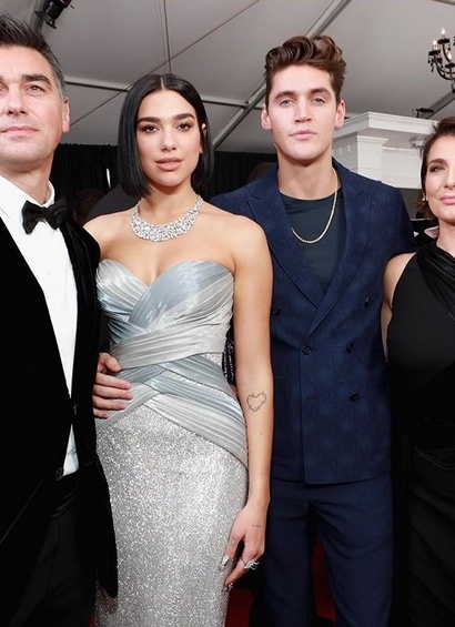 Dua Lipa mit Isaac Crew und ihren Eltern Dukagjin Lipa und Anesa Lipa