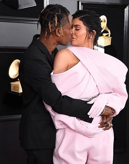 Kylie Jenner in Balmain und Travis Scott in ysl