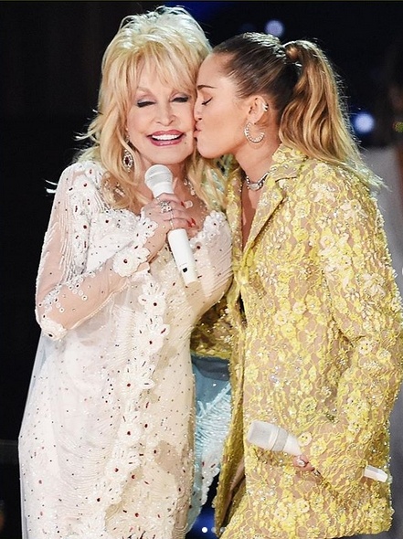 Miley Cyrus in Valentino und Dolly Parton