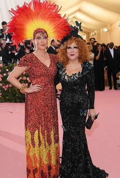 Bette Midler und Sophie von Haselberg in Michael Kors