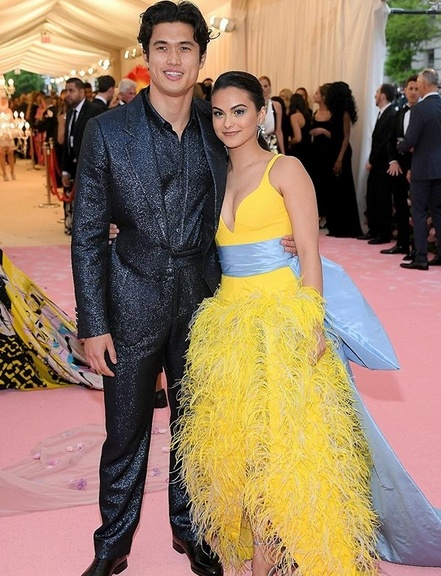 Camila Mendes und Charles Melton