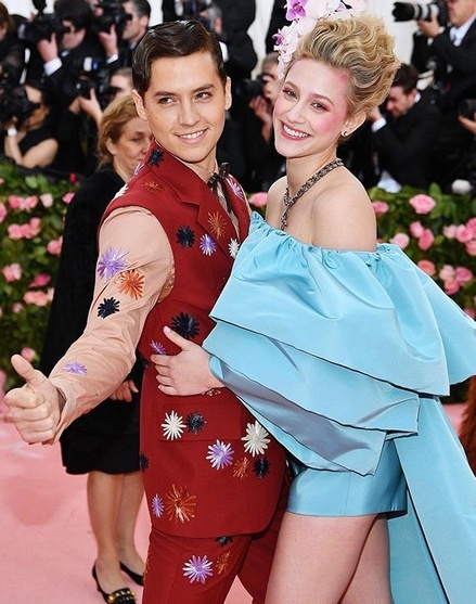 Cole Sprouse und Lili Reinhart in Ferragamo