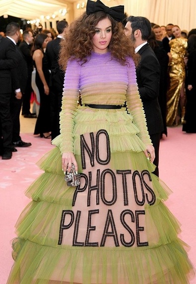 Hailee Steinfeld in Viktor Androlf