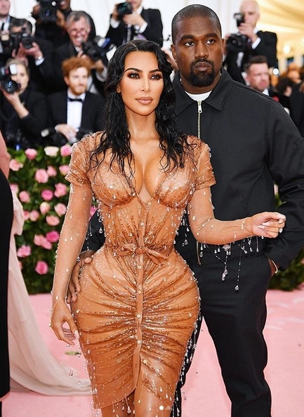 Kim Kardashian in Mugler mit Kanye West