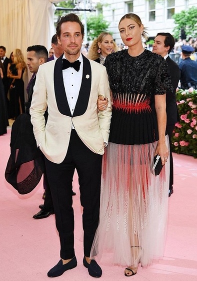 Maria Sharapova in Givenchy mit Alexander Gilles.