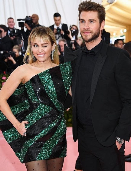 Miley Cyrus und Liam Hemsworth in Yves Saint Laurent