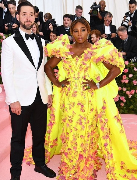 Serena Williams in Versace und Nike mit Alexis Ohanian