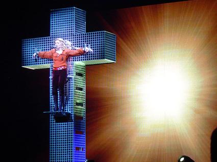 Madonna am Kreuz während der Confessions-Tour